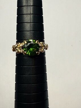 Green Round Stone Gold Tone Ring w/ Accents Size 8